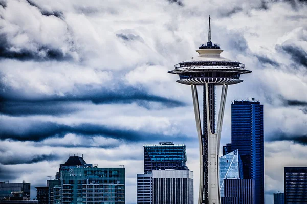 Skyline gród Seattle w stanie Waszyngton w dzień zachmurzenie — Zdjęcie stockowe