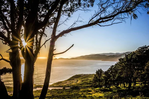 Baker strand en golden gate baai bij zonsondergang in Californië — Stockfoto