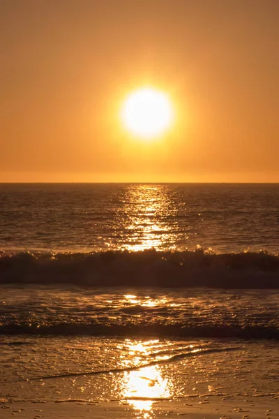 Spiaggia del panettiere e baia del cancello dorato al tramonto in California — Foto Stock