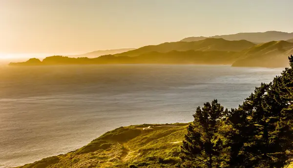 贝克海滩和金门湾日落时在加州 — 图库照片