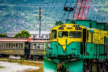 Skagway, Alaska, Amerika - Haziran 2017 - Alaska Kanadalı beyaz t geçmek