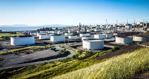 Landschap gevuld met benzine tanks van raffinaderijen en apparatuur — Stockfoto