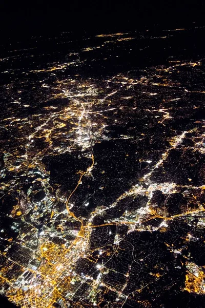 Aşağıdaki şehirler üzerinde gece uçmak — Stok fotoğraf
