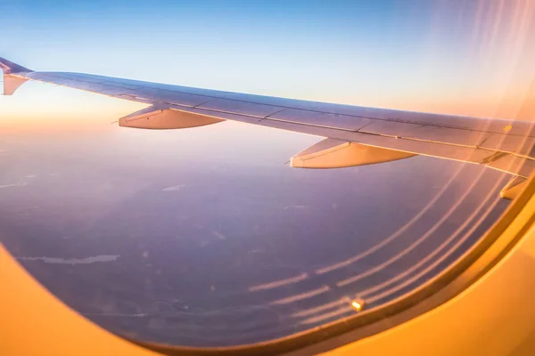 육지는 비행기에서 아름 다운 일몰 보기 — 스톡 사진