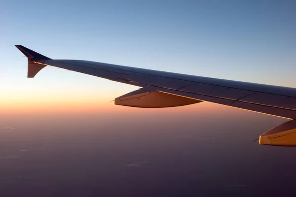 Schöner Blick auf den Sonnenuntergang aus dem Flugzeug über Land — Stockfoto