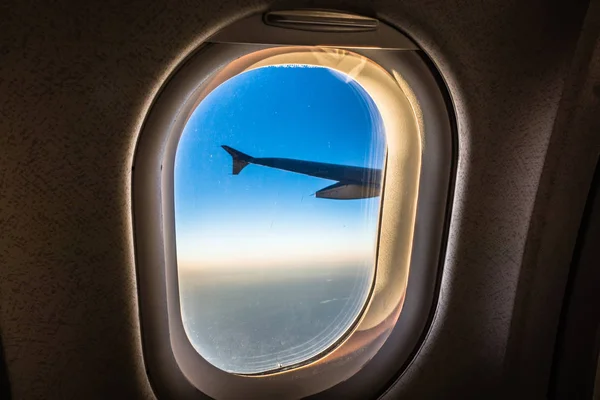 Olhando para fora janela de um avião — Fotografia de Stock