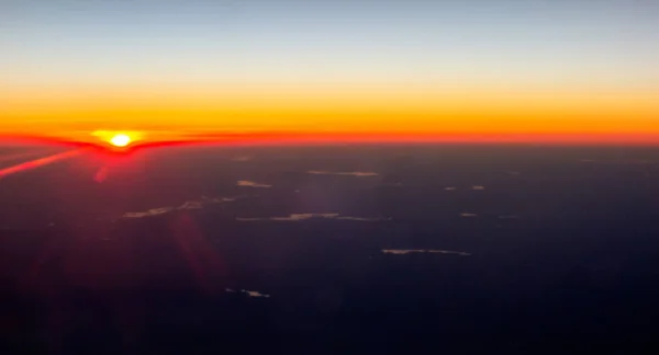Piękny zachód słońca widok z samolotu na ziemi — Zdjęcie stockowe