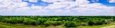 Parçalı bulutlu gökyüzü ile geniş açık texas manzara