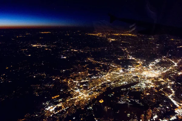 Voando à noite sobre cidades abaixo — Fotografia de Stock