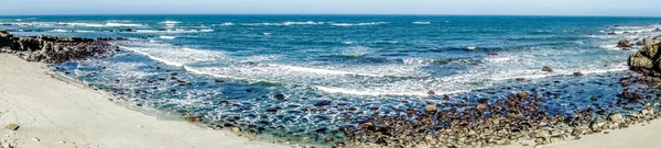 Csendes-óceán parti jelenetek a strand sziklák és sziklák — Stock Fotó