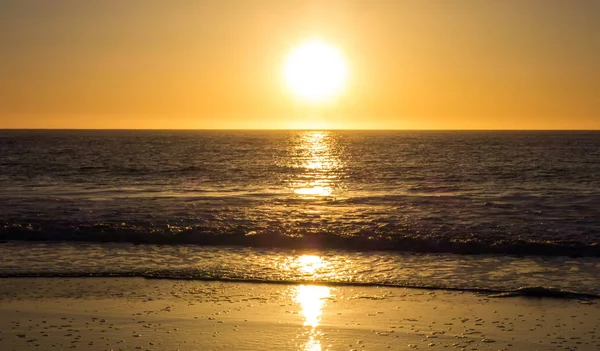 Praia de padeiro e baía de portão dourado ao pôr do sol na Califórnia — Fotografia de Stock