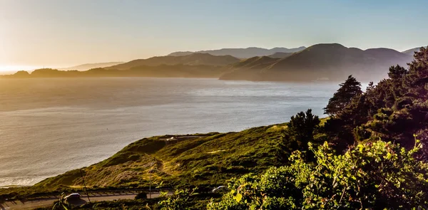 Baker Sahili ve Kaliforniya'da altın kapı günbatımında defne