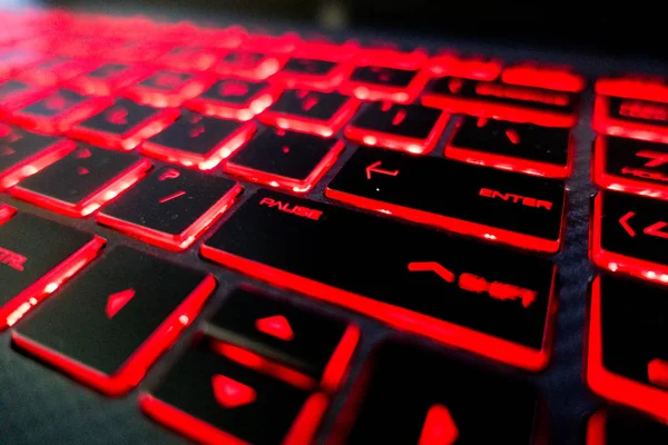 Luzes vermelhas teclas de teclado no teclado preto — Fotografia de Stock