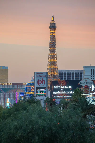 Noviembre 2017 Las Vegas, Nevada - toma de la noche de la torre eiffel a — Foto de Stock