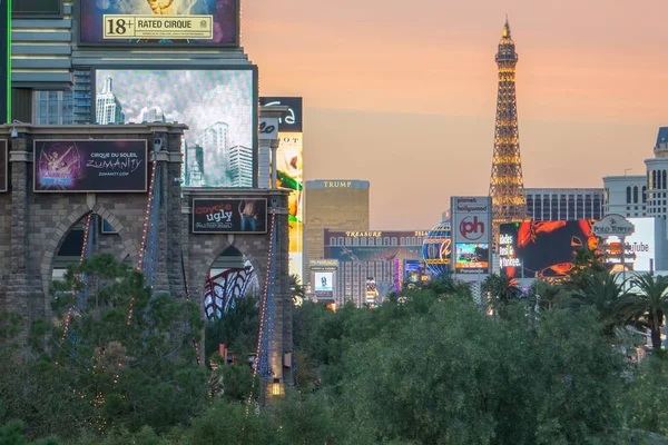 Novembro 2017 Las Vegas, Nevada - tiro à noite da torre eiffel a — Fotografia de Stock