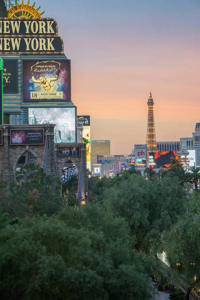 November 2017 Las Vegas, Nevada - avond shot van de eiffel toren een — Stockfoto