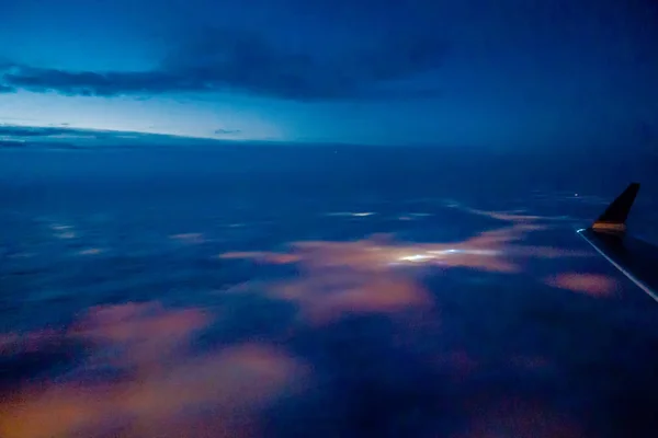 雲の上を飛ぶ。飛行機からの眺め — ストック写真