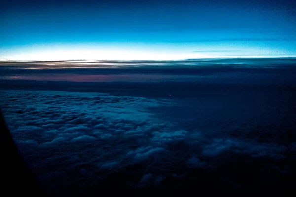 Voando acima das nuvens. vista do avião — Fotografia de Stock