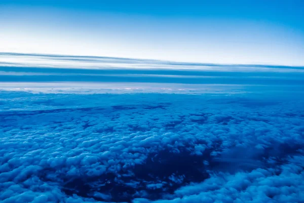 雲の上を飛ぶ。飛行機からの眺め — ストック写真
