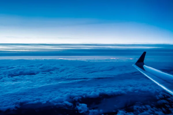 Volando sopra le nuvole. vista dall'aereo — Foto Stock