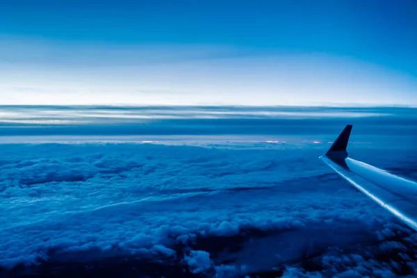 Voler au-dessus des nuages. vue depuis l'avion — Photo