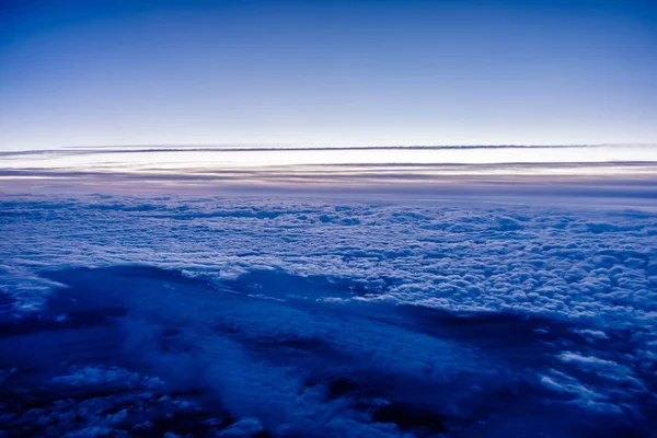 雲の上を飛ぶ。飛行機からの眺め — ストック写真