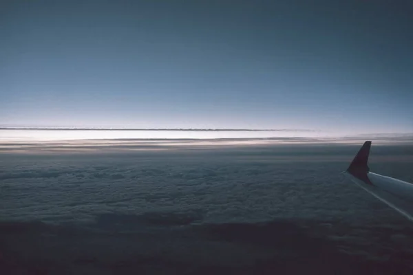 Repül a felhők felett. kilátás a repülőről — Stock Fotó
