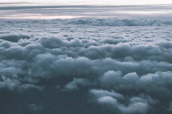 雲の上を飛ぶ。飛行機からの眺め — ストック写真