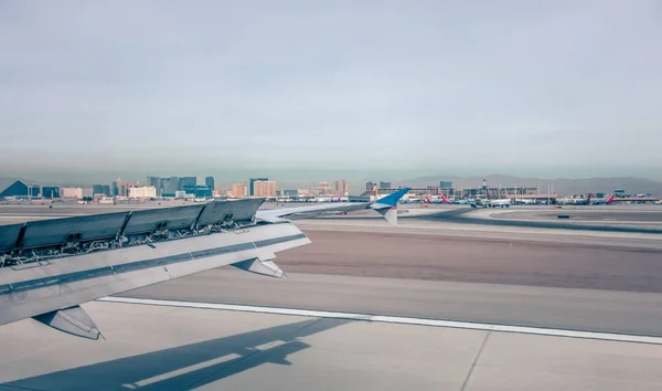 Aéroport de McCarran et Las Vegas Skyline dans le désert de Nevada — Photo