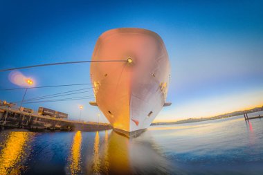 büyük kruvaziyer gemisi iskelede günbatımında demirli