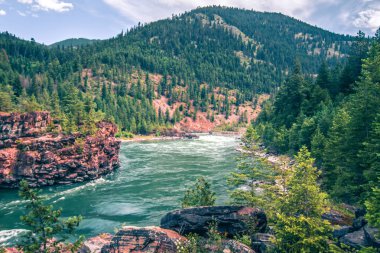 montana dağlarda kootenai nehir su düşüyor