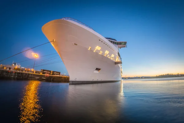 Großes Kreuzfahrtschiff bei Sonnenuntergang am Pier festgemacht — Stockfoto