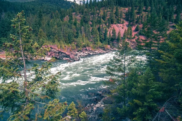 Річкова вода котенай падає в горах Монтана — стокове фото