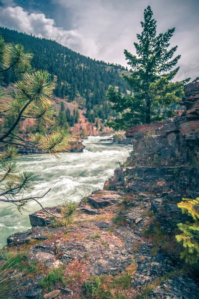 El agua del río kootenai cae en las montañas montanas — Foto de Stock