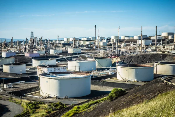Aardolie brandstof industriële raffinaderij in Californië usa — Stockfoto