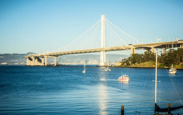 Marina della barca vicino al nuovo ponte della baia della quercia che conduce al calif della quercia — Foto Stock