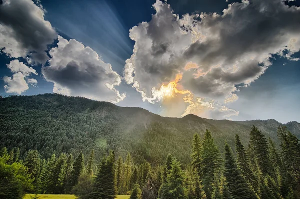 Guida attraverso Montana vasti paesaggi montani , — Foto Stock