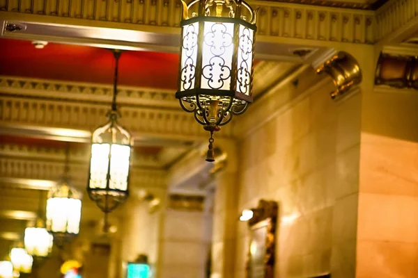 Piękne żyrandole sufit zawieszony w lobby hotelowym — Zdjęcie stockowe