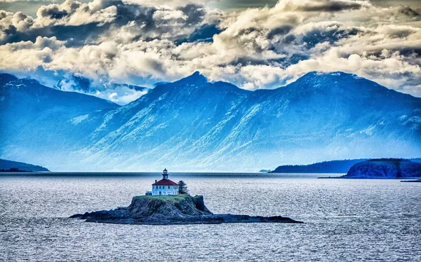 Île éloignée phare debout au milieu de la baie de boue alask — Photo