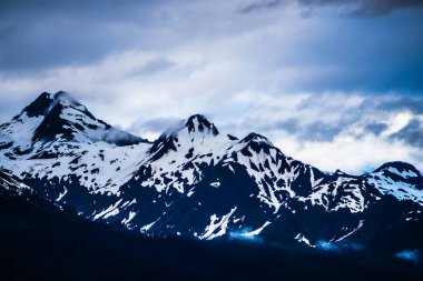 Alaska doğa ve dağ Haziran gün batımında