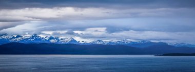 Alaska doğa ve dağ Haziran gün batımında