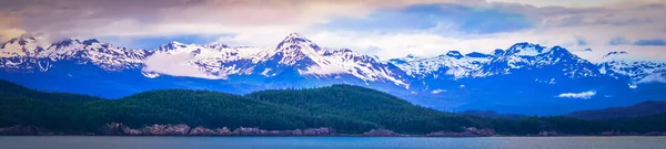 Alaska nature et montagne en juin au coucher du soleil — Photo