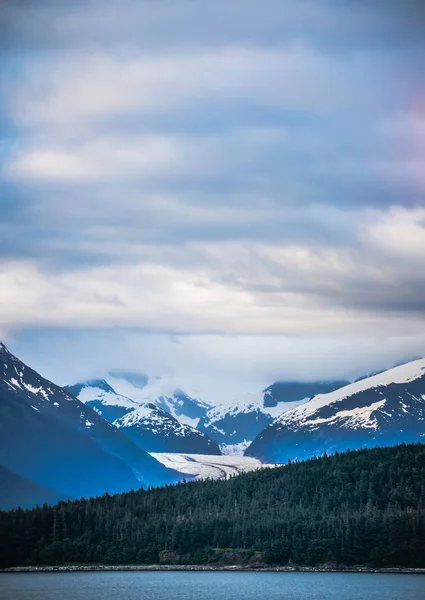 Alaska natura e montagna a giugno al tramonto — Foto Stock