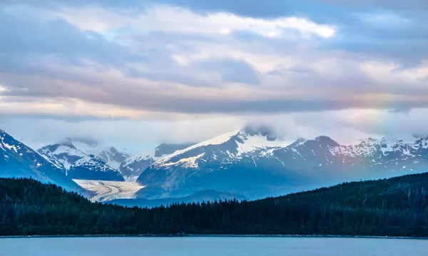 Alaska Natur und Berg im Juni bei Sonnenuntergang — Stockfoto
