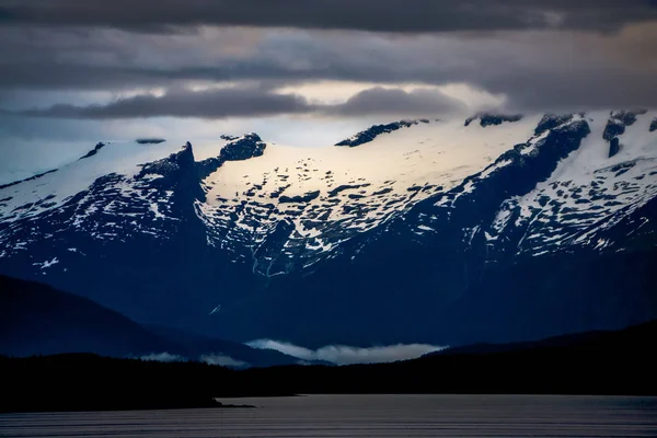 Αλάσκα φύση και το βουνό τον Ιούνιο στο ηλιοβασίλεμα — Φωτογραφία Αρχείου