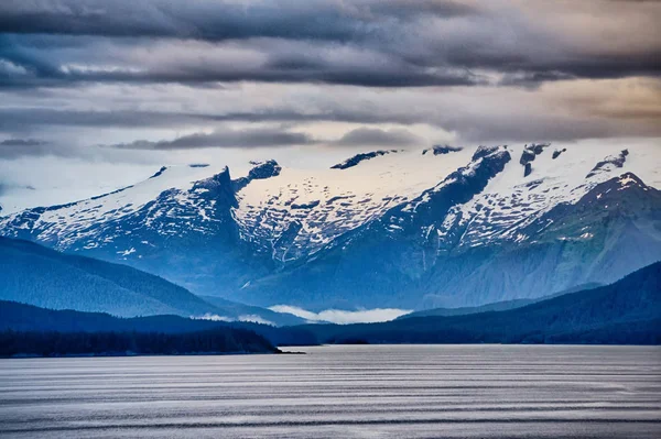 Alaska nature and mountain in june at sunset — Stock Photo, Image