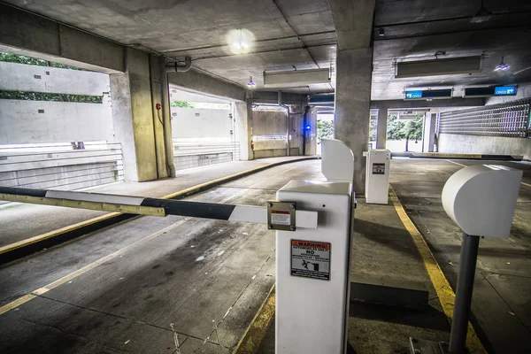 Parkering utgång och entré på automatisk grind — Stockfoto