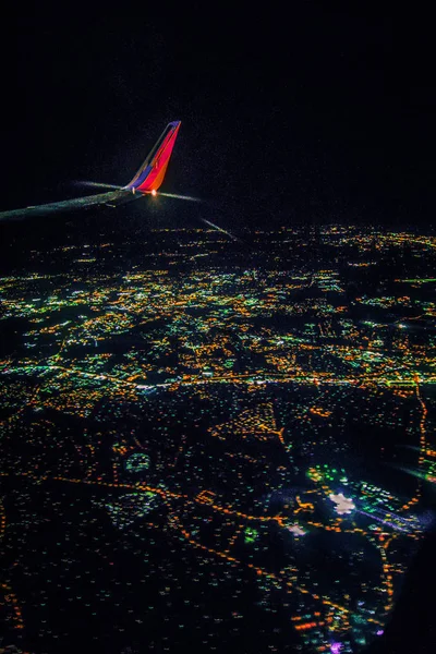 밤에 아메리칸 도시 위의 비행 — 스톡 사진