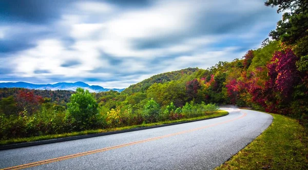 Wunderschöne herbstlandschaft im norden carolina-gebirge — Stockfoto