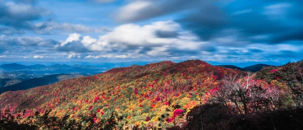 Hermoso paisaje otoñal en las montañas del norte de Carolina — Foto de Stock